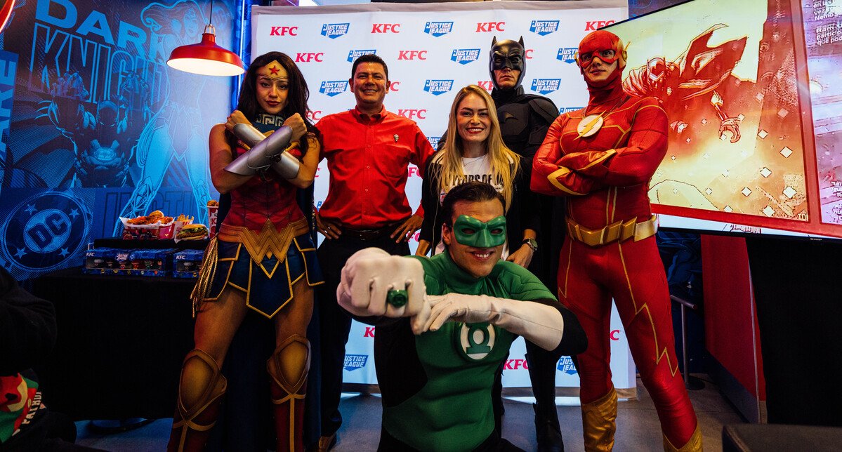 Batman, Wonder Woman y más héroes llegan a KFC en México
